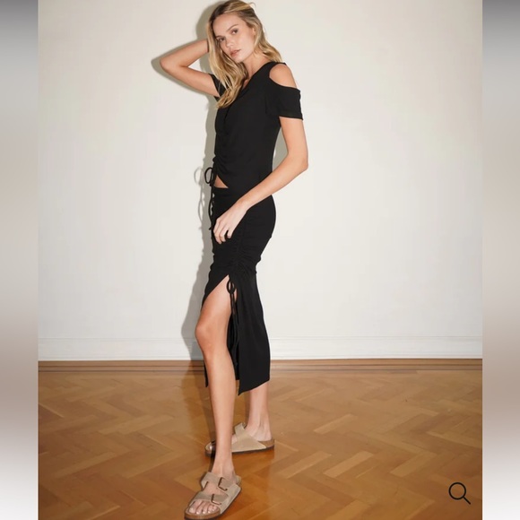 LNA Clothing Brighton Black Stretchy Cold Shoulder Ruched Short Sleeve Top 2X - Picture 3 of 6